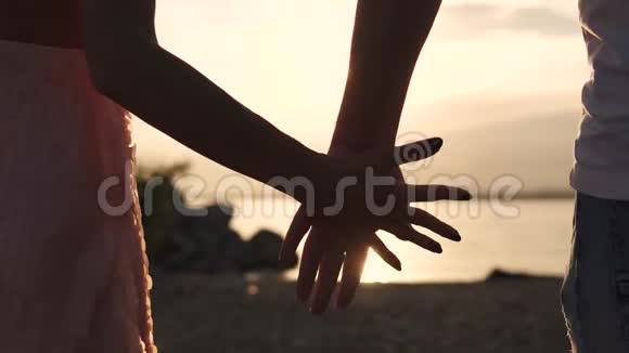 男女手贴夕阳温柔的触摸两个情人爱情浪漫友谊视频的预览图