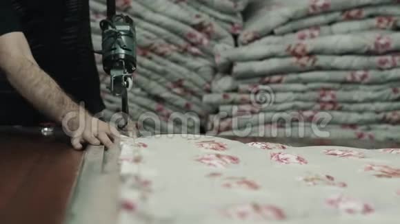 为毛毯制造合成填料的特写车间生产的机器或机床视频的预览图