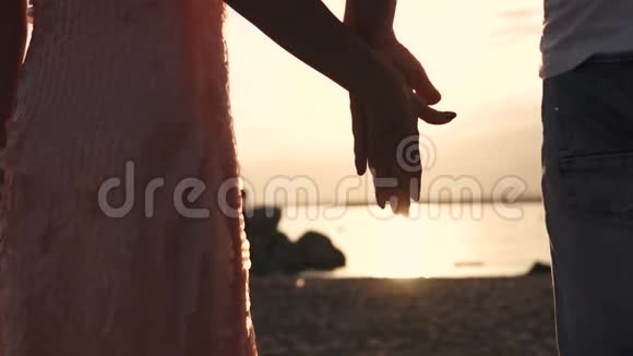 一抹雌雄双手抵着夕阳爱情浪漫爱情视频的预览图