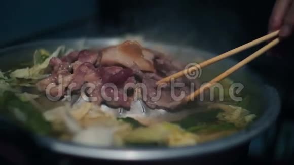 烧烤韩式烧烤锅上有烟韩式烧烤视频的预览图