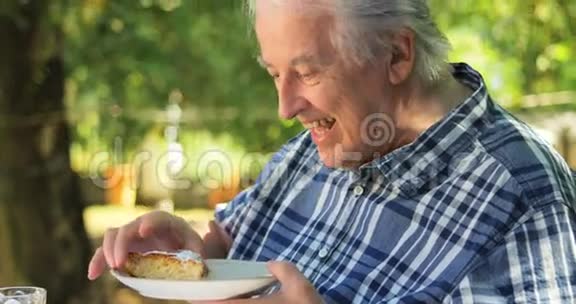 老人在花园里吃甜食视频的预览图