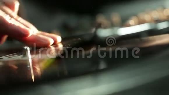 男人的手在刮乙烯基唱片视频的预览图