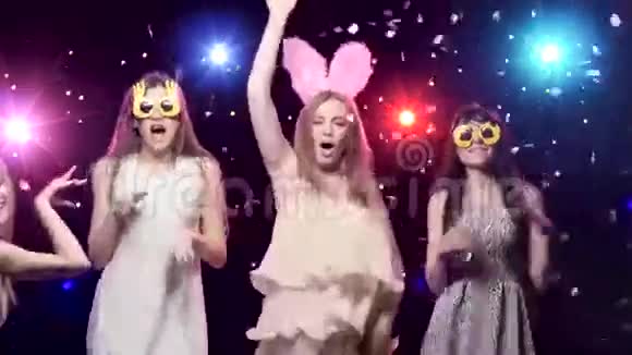 女子单身派对跳舞和娱乐视频的预览图