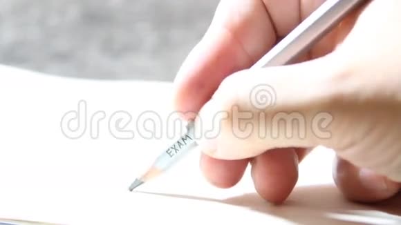 学生写考试铅笔考试的题字视频的预览图