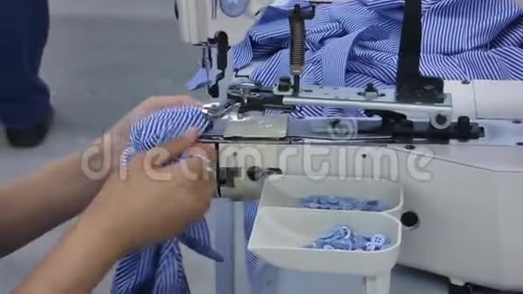 纺织厂缝制衬衫的车间视频的预览图