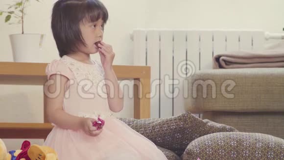 一个吃甜食的女孩视频的预览图
