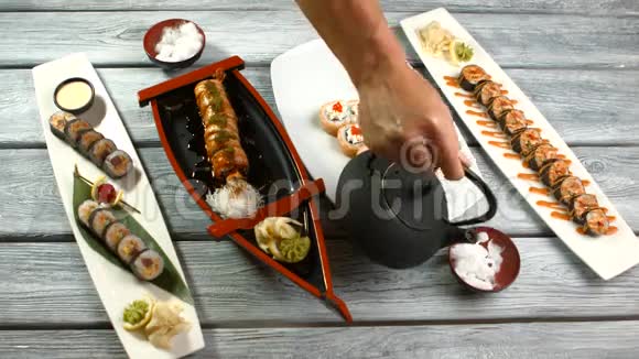 男性手拿寿司盘子视频的预览图