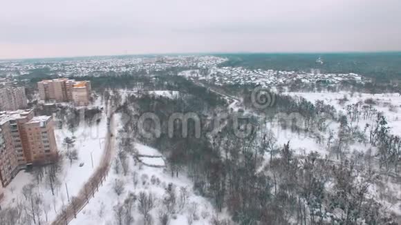 冬季靠近社会主义建筑的空中山丘视频的预览图