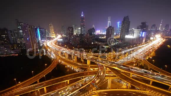 上海现代建筑立交桥上的红绿灯视频的预览图