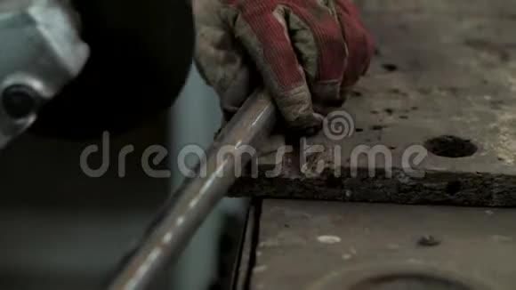 男性从事金属工作视频的预览图