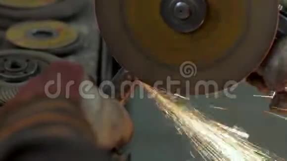 男性从事金属工作视频的预览图