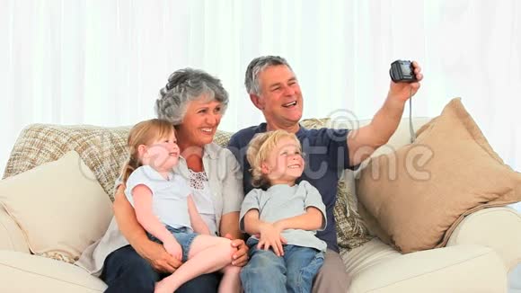 家人给自己拍照视频的预览图