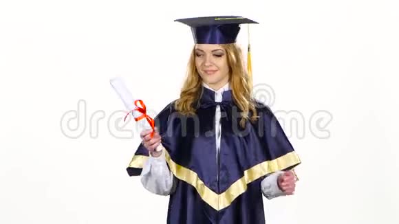 女大学毕业生白色的视频的预览图