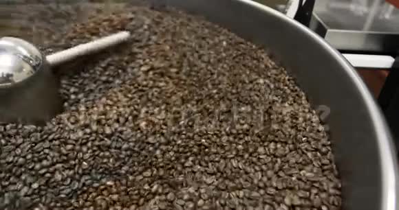 在工厂车间冷却装置平台上旋转混合的烘焙咖啡豆视频的预览图