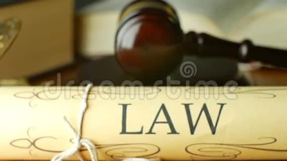 律师出庭律师出庭律师和法官的法律和解视频的预览图