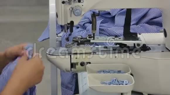 纺织厂缝制衬衫的车间视频的预览图