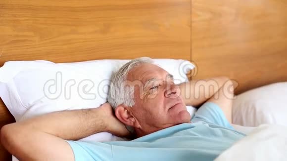 老人躺在床上睡觉视频的预览图