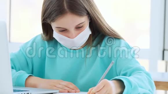 戴医学面具的女孩在学习视频的预览图