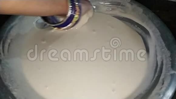 印度女厨师在家亲手拌小麦粉迈达股票视频录像高清视频剪辑视频的预览图