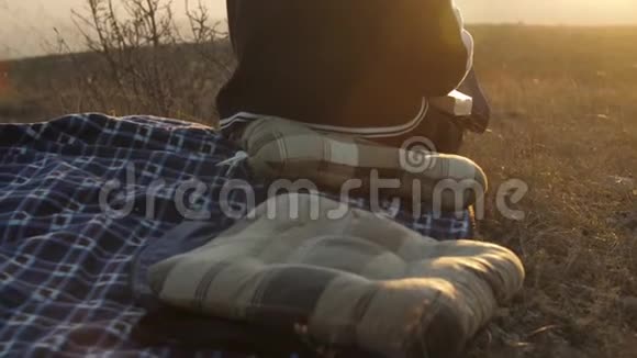一个男孩在大自然的夕阳下看书的背影视频的预览图