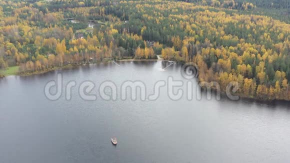 秋天的乡村景色博罗耶湖森林里的大木屋湖面上的码头瓦尔达伊视频的预览图
