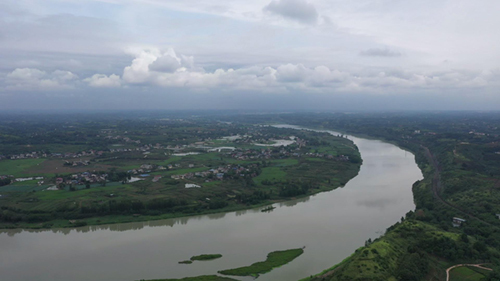 航拍四川成都的河流和村庄原始素材视频的预览图