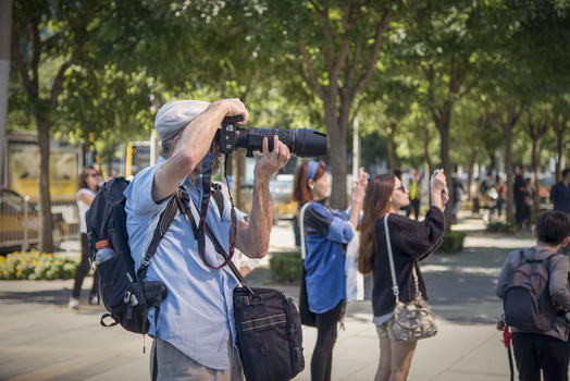 摄影师在路拍图片素材免费下载