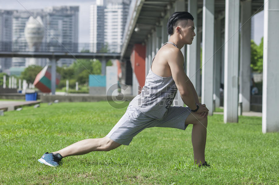 男孩在户外运动前热身运动图片素材免费下载