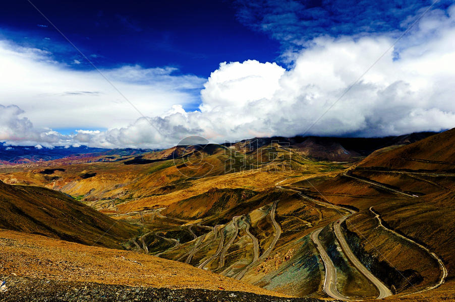 西藏阿里无人区的盘山公路图片素材免费下载