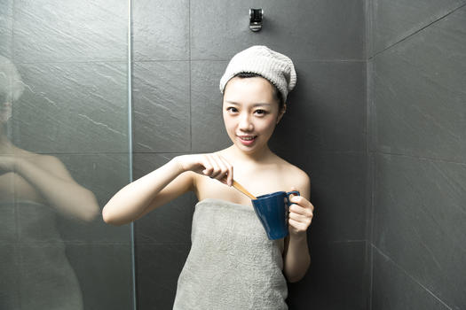 女子浴室刷牙图片素材免费下载