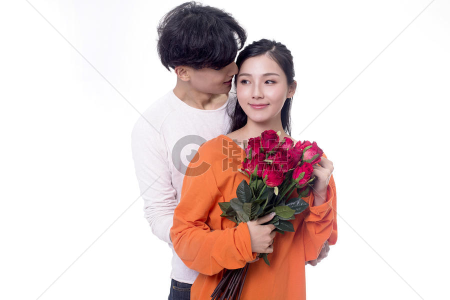 男生给女生送玫瑰图片素材免费下载