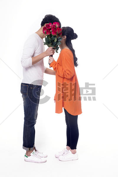男女情侣手拿玫瑰亲吻图片素材免费下载