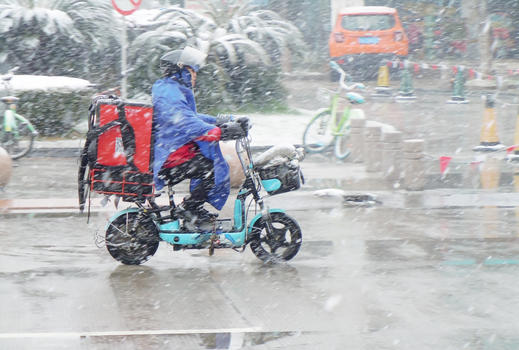 寒冷冬季马路骑电动车的外卖人员图片素材免费下载