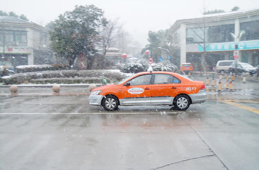 寒冷冬季雪中行驶的出租车图片素材免费下载