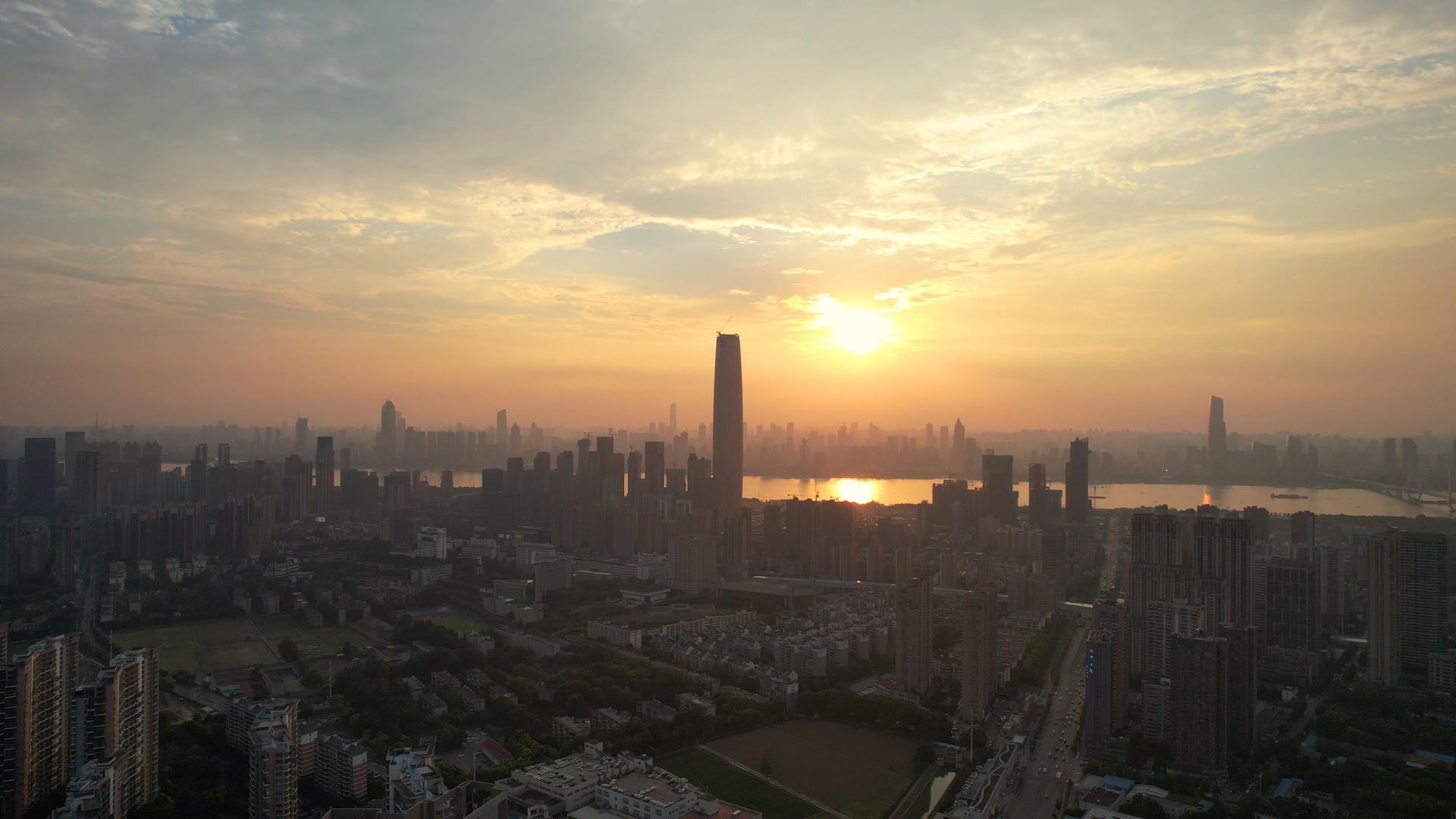 航拍城市湖北宜昌日落晚霞天空天际线高楼4k素材视频的预览图