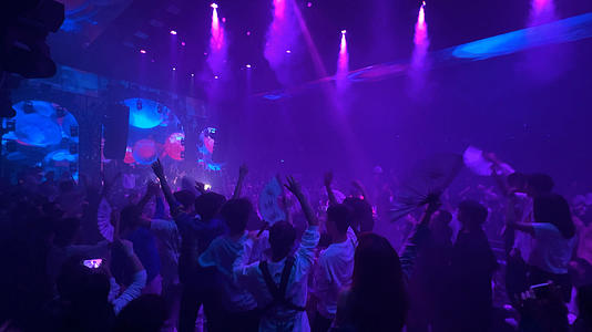 城市酒吧音乐蹦迪现场灯光气氛疯狂舞蹈的人群4k素材视频的预览图