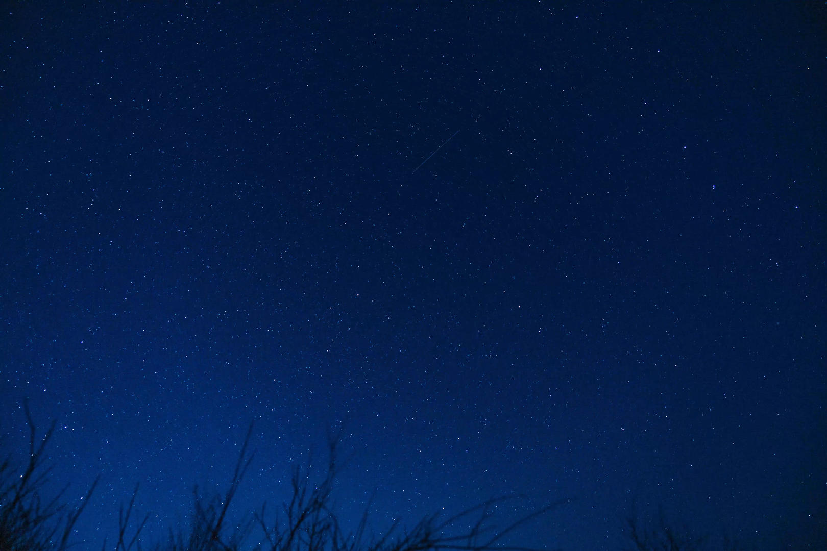唯美夜晚星空延时流星划过天际视频的预览图