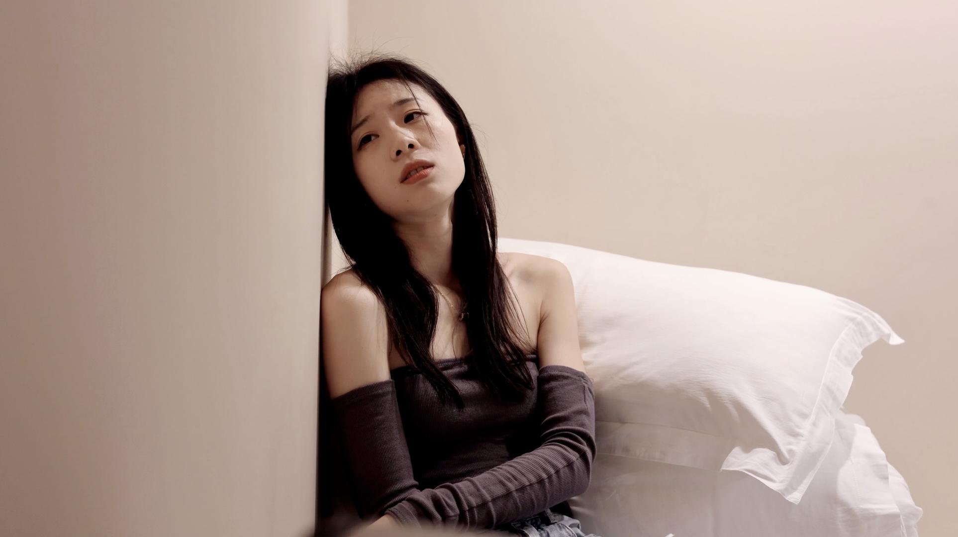 4k女性卧室摸墙忧郁情绪视频的预览图