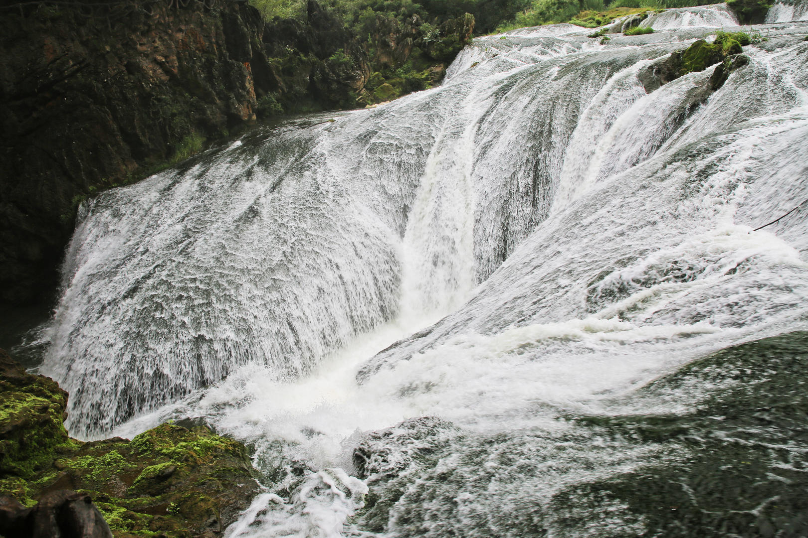 贵州黄果树瀑布景区的银链坠潭瀑布视频的预览图