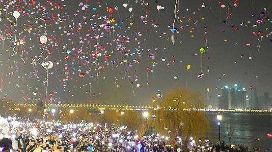 城市跨年节日夜晚放飞气球庆祝活动现场人群4k素材视频的预览图