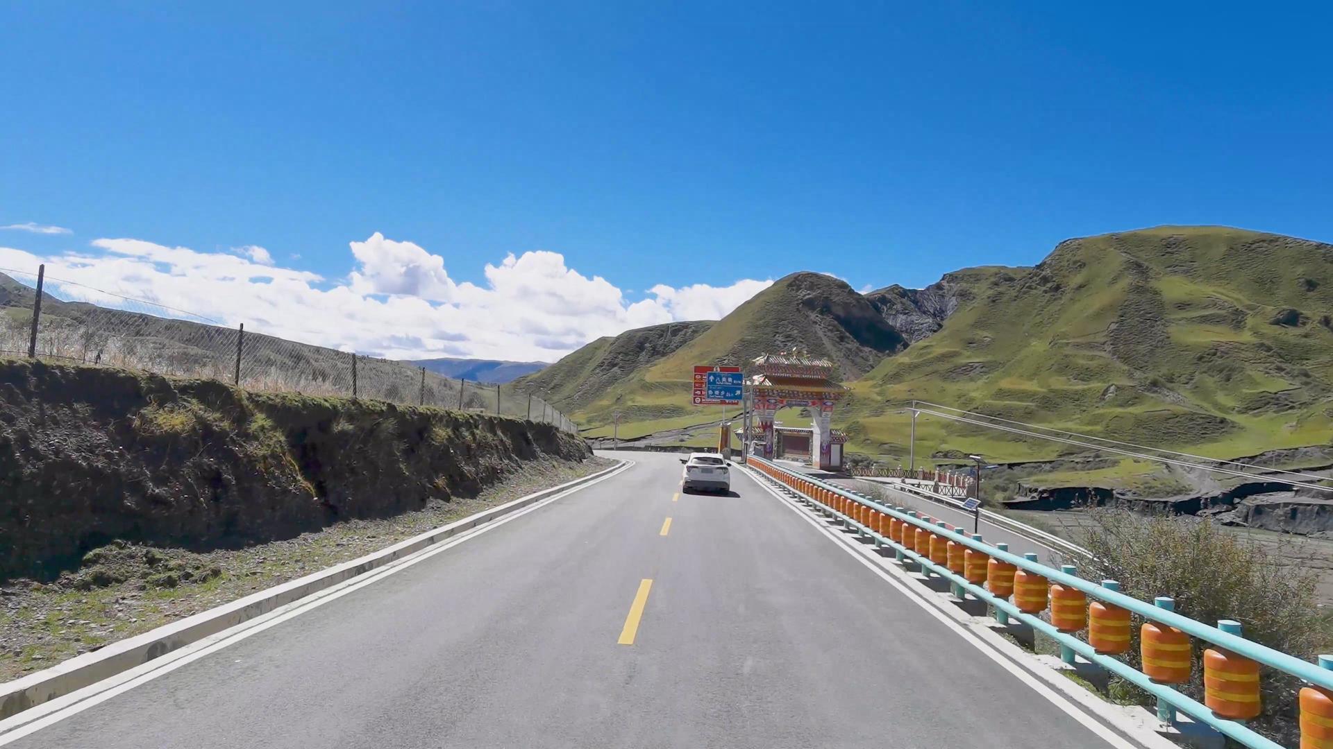 自驾游行驶在川藏线美景如画的公路上视频的预览图