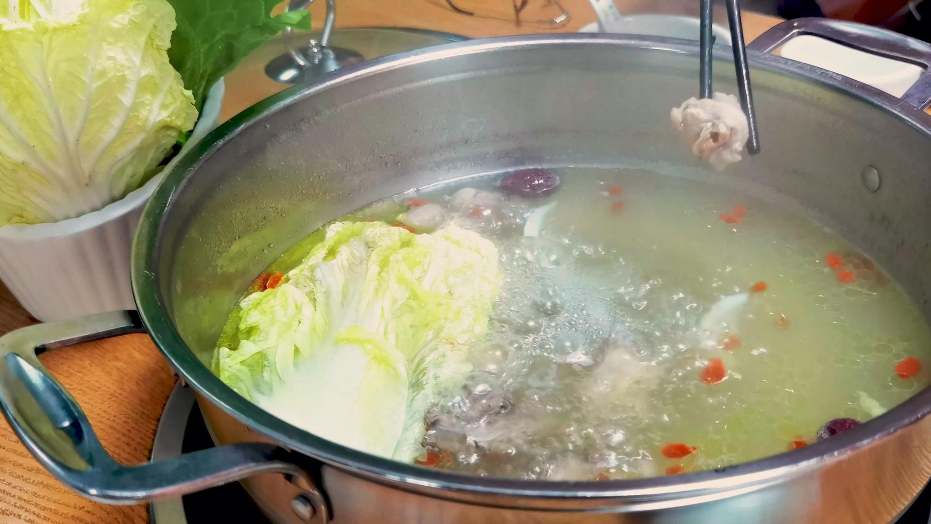 4K海南著名美食椰子鸡火锅视频素材视频的预览图