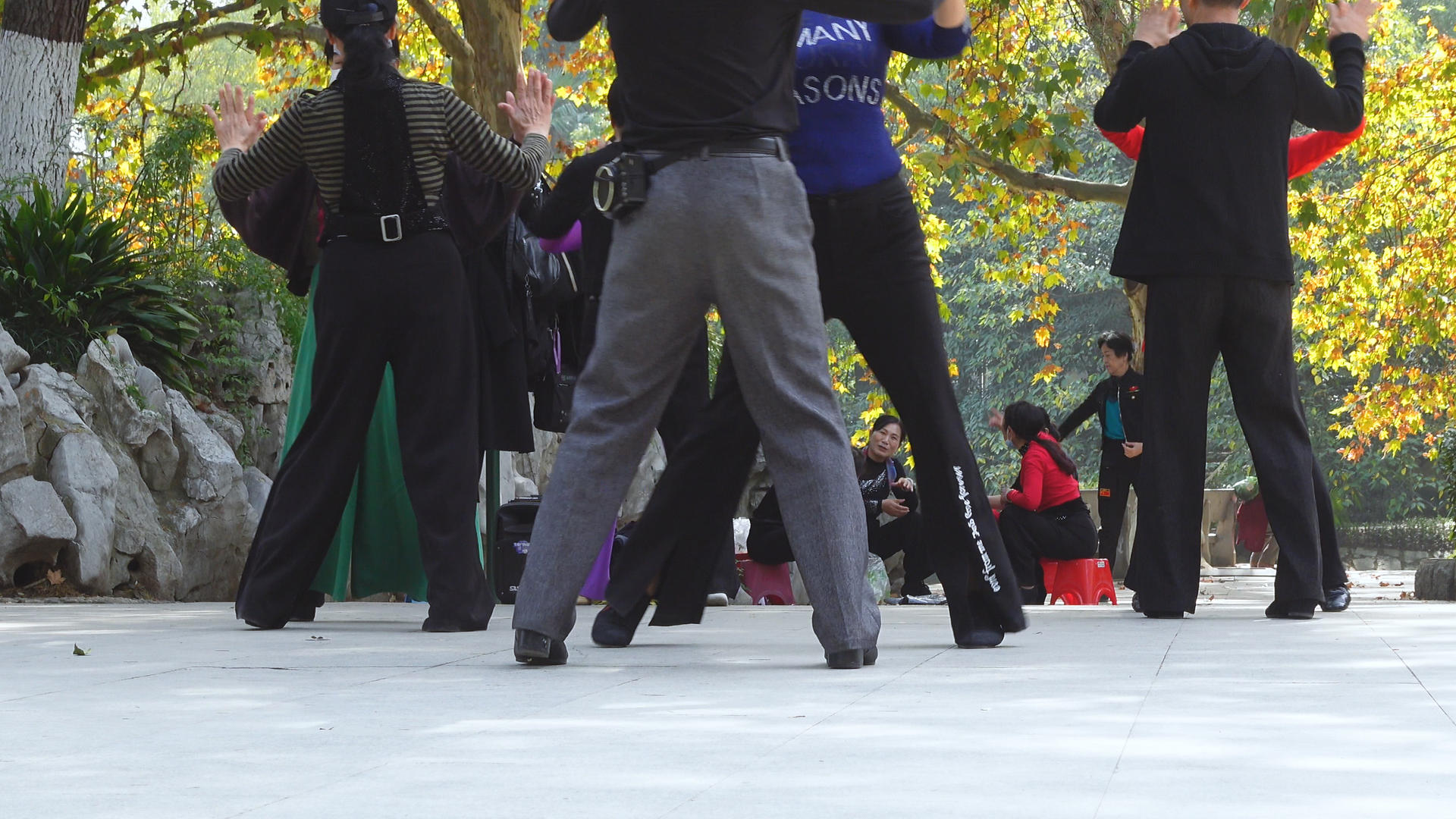 城市娱乐休闲跳广场舞运动减肥健身的人群4k素材【该视频无肖像权，请勿商业】视频的预览图