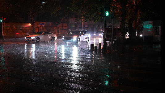 城市雨天交通街道灯光车流4k素材视频的预览图