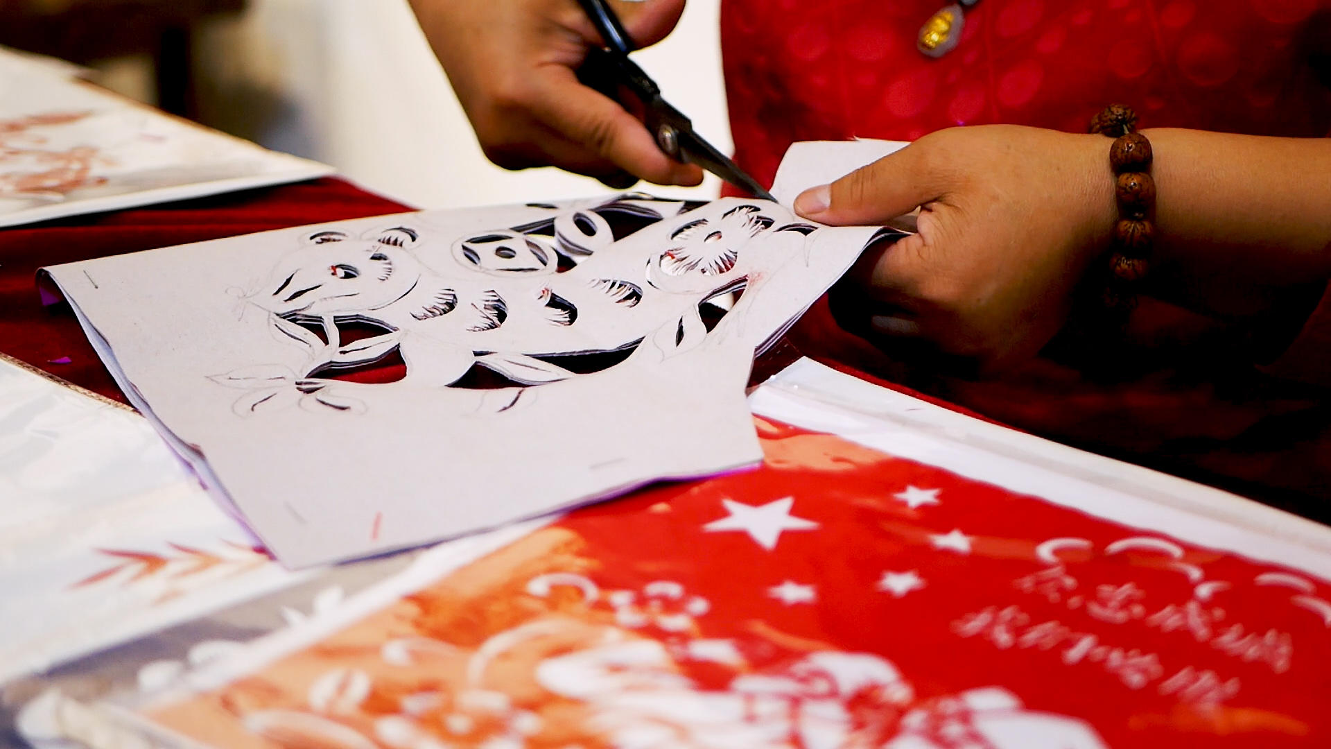 传统中国民间手工艺剪纸艺术视频的预览图