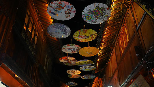 云南5A级旅游景区丽江古城四方街油纸伞巷古建筑夜景街景4k素材视频的预览图