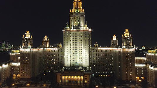 莫斯科国立大学和莫斯科天际线俄罗斯冬夜鸟瞰图视频的预览图