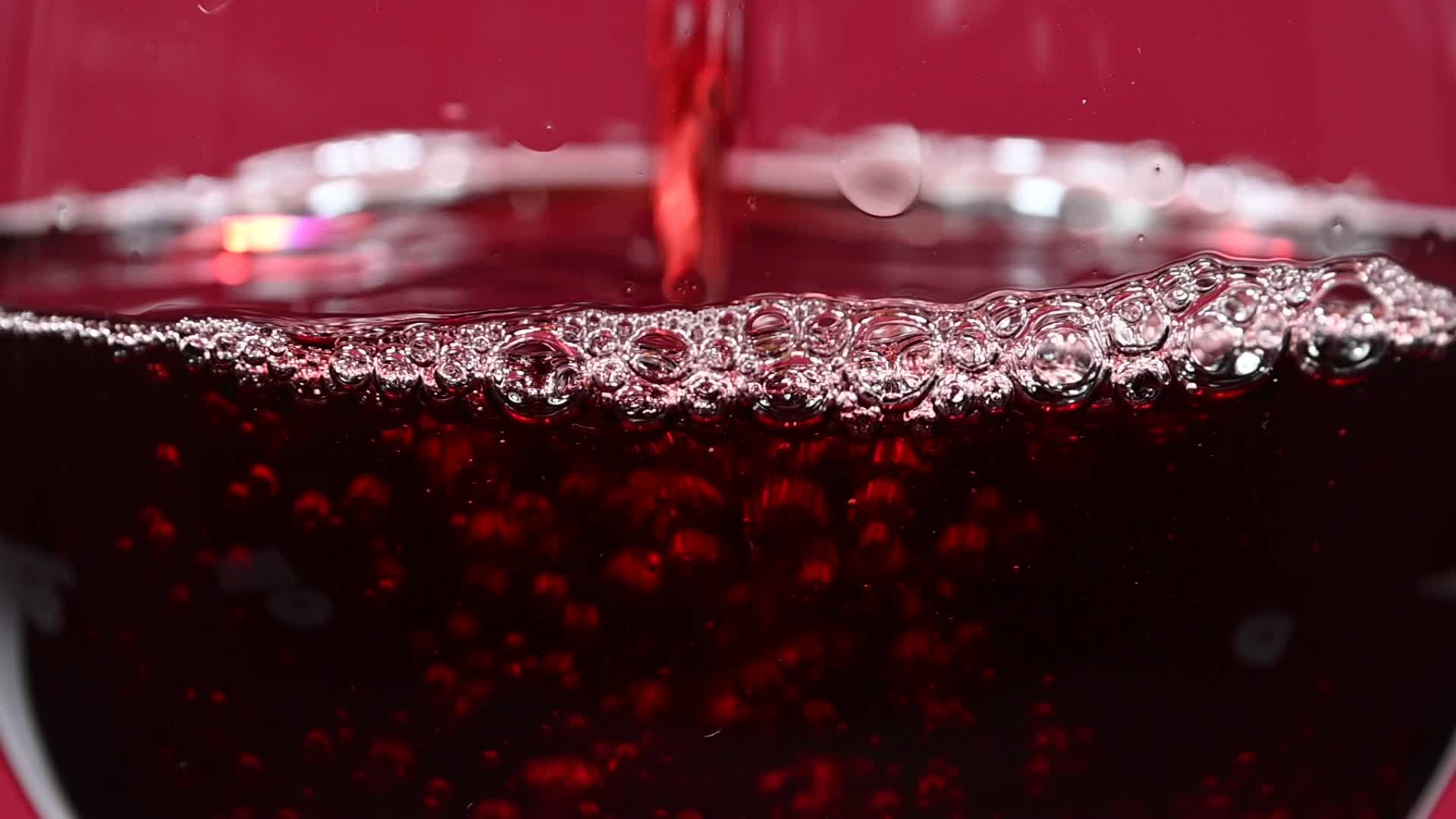 将红酒倒入酒杯中加入红酒视频的预览图