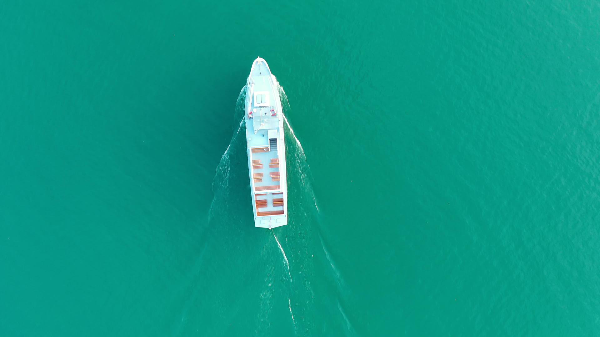 一艘船经过德国巴伐利亚州的特格恩西湖 位于德意志河畔的泰格西湖视频的预览图