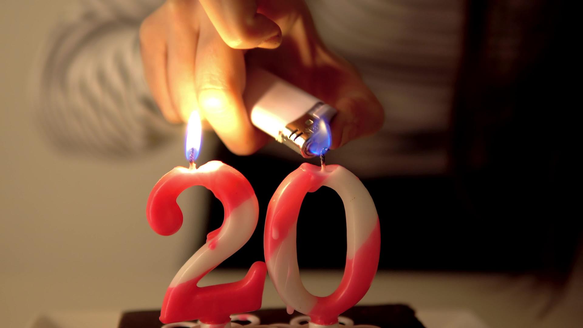 蛋糕上放着20支生日蜡烛Dof视频的预览图